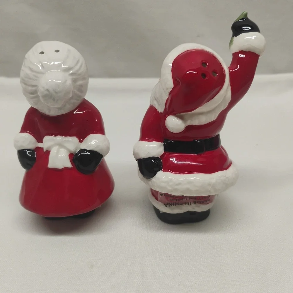 Ceramic Magnetic Santa & Mrs Claus Kissing Mistletoe Salt & Pepper Shaker Set